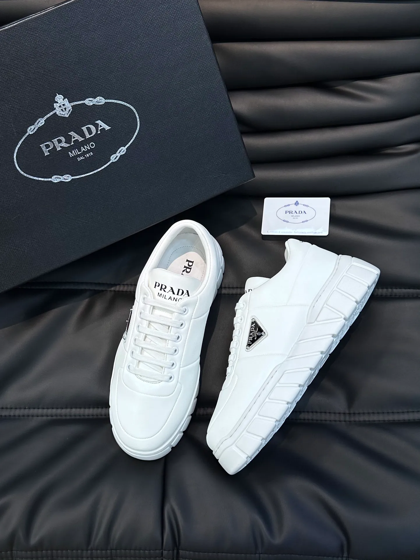 Men's shoes 💰p400 "Men's shoes 💰pRAD*" Men's shoes 💰prad* high-end men's thick-soled casual sports shoes, the details are perfectly replica of the original version, made of imported matte cowhide, full of texture, full calfskin lining, breathable and comfortable, men's shoes 💰p's classic black and white enamel metal logo decoration, all interpreting the brand style Genuine leather tongue Men's shoes on the tongue and heel 💰pRADA letter badges are embellished to show the brand style. Lightweight concave and convex pattern rubber outsole. Lightweight and increased by about 4CM. Excellent foot feel. Comfortable and breathable. Comes with original packaging. Size: 38-44